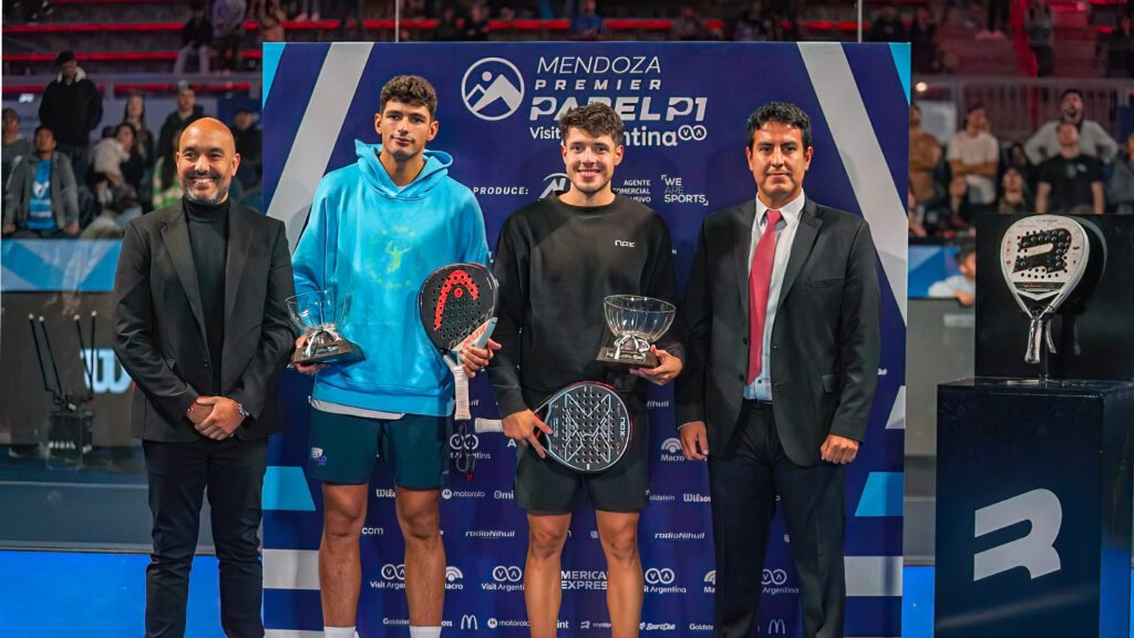 The Premier Padel circuit continues to have only two kings, Arturo Coello and Agustin Tapia. After their victories in the Rome Major and the P1 in Madrid, the Spaniard and the Argentinean – authentic dominators of the season – also triumphed in the P1 in Mendoza, beating 6-2 7-6 in one hour and 35′ the […]

The post Hat-trick for Coello and Tapia. Third Premier after Rome and Madrid appeared first on Padel FIP .